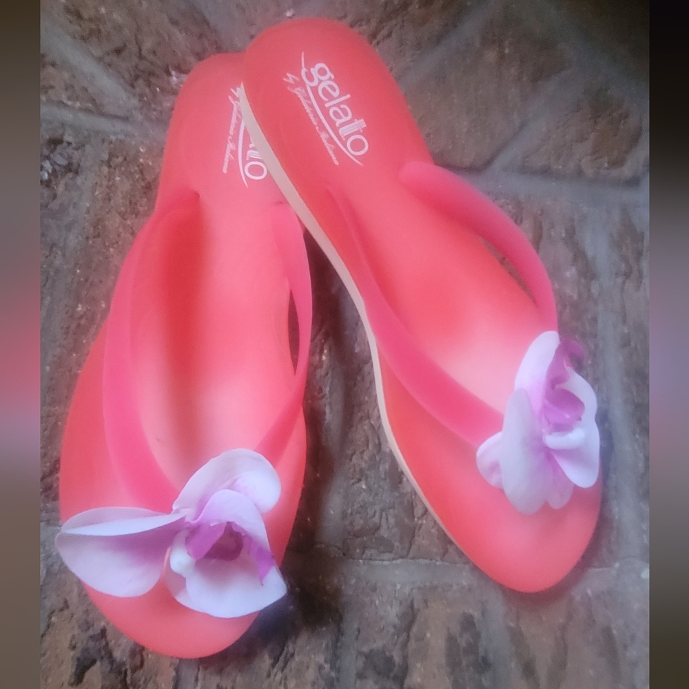 Women's Pink Sandals with Floral Detail